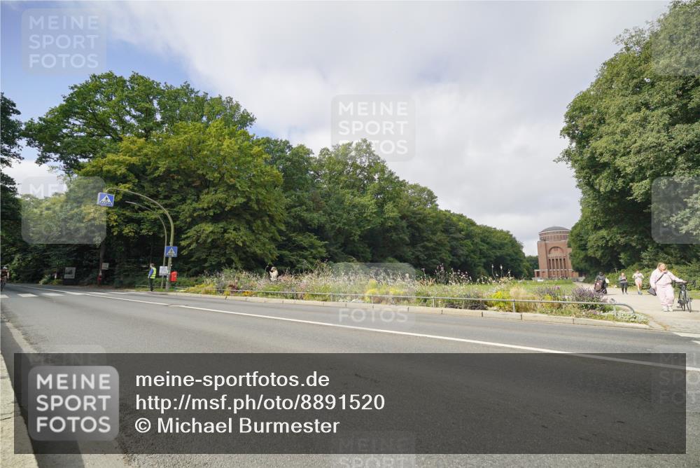 14.09.2025 - Stadtparktriathlon Michael Burmester http://msf.ph/oto/8891520 14.09.2025 10:39:14 Radfahren 697, 732, 758, 786, 801 meine-sportfotos.de