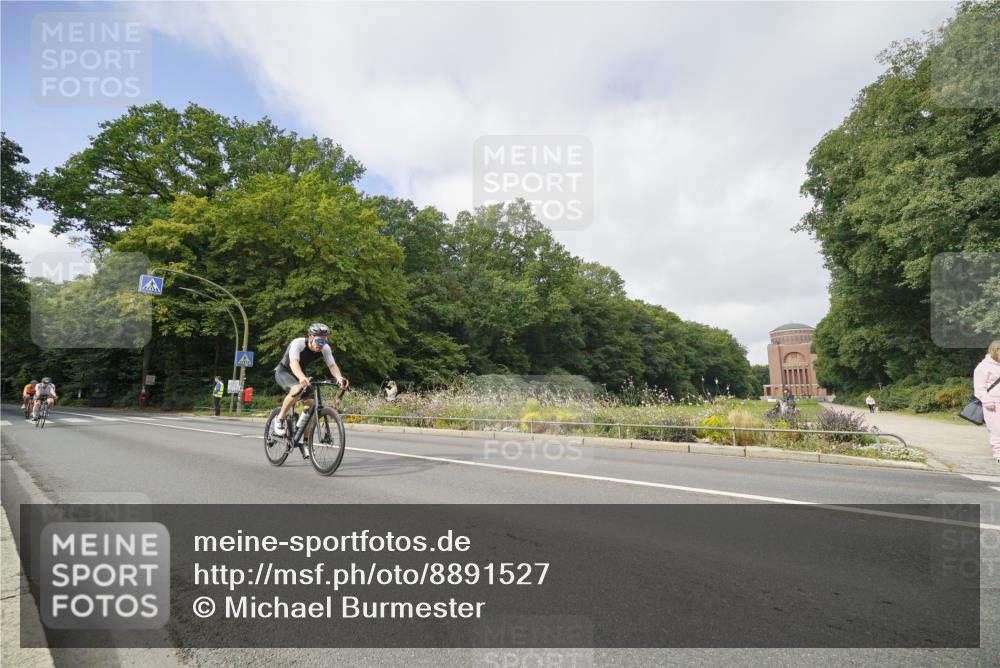 14.09.2025 - Stadtparktriathlon Michael Burmester http://msf.ph/oto/8891527 14.09.2025 10:39:22 Radfahren 515, 637, 758, 801, 815 meine-sportfotos.de