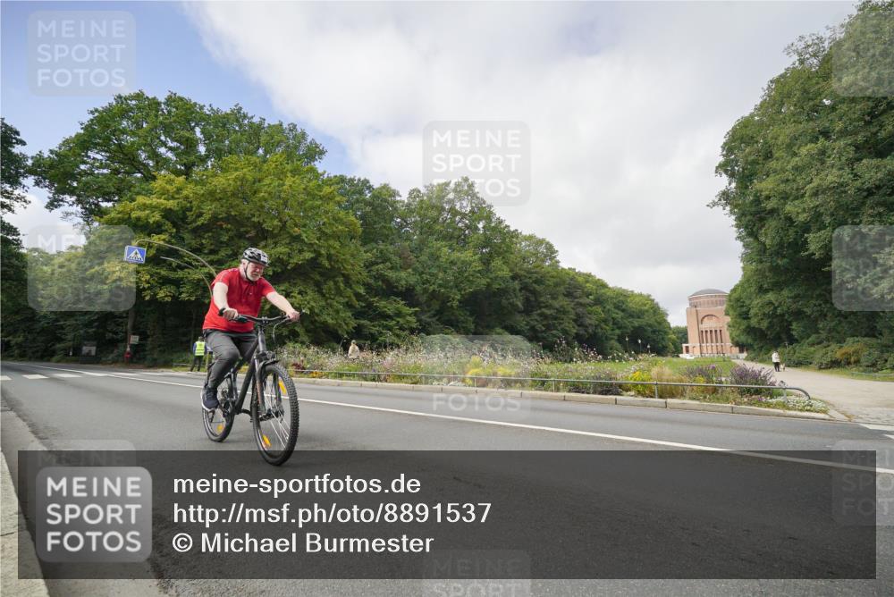 14.09.2025 - Stadtparktriathlon Michael Burmester http://msf.ph/oto/8891537 14.09.2025 10:39:37 Radfahren 598, 643, 650 meine-sportfotos.de