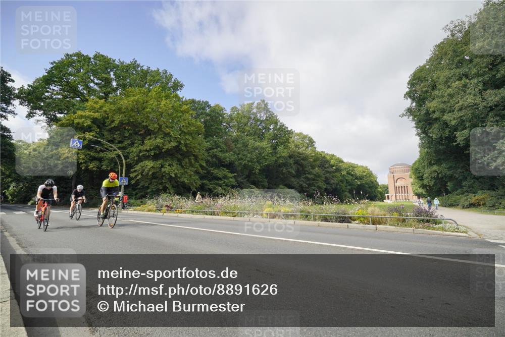 14.09.2025 - Stadtparktriathlon Michael Burmester http://msf.ph/oto/8891626 14.09.2025 10:41:00 Radfahren 662, 665, 695, 701, 729, 762, 781, 802 meine-sportfotos.de