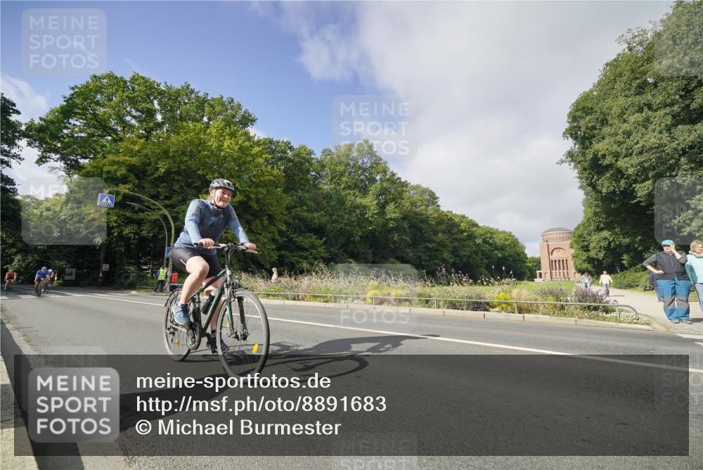 14.09.2025 - Stadtparktriathlon Michael Burmester http://msf.ph/oto/8891683 14.09.2025 10:41:34 Radfahren 654, 674, 681, 698, 716, 744, 749, 755 meine-sportfotos.de