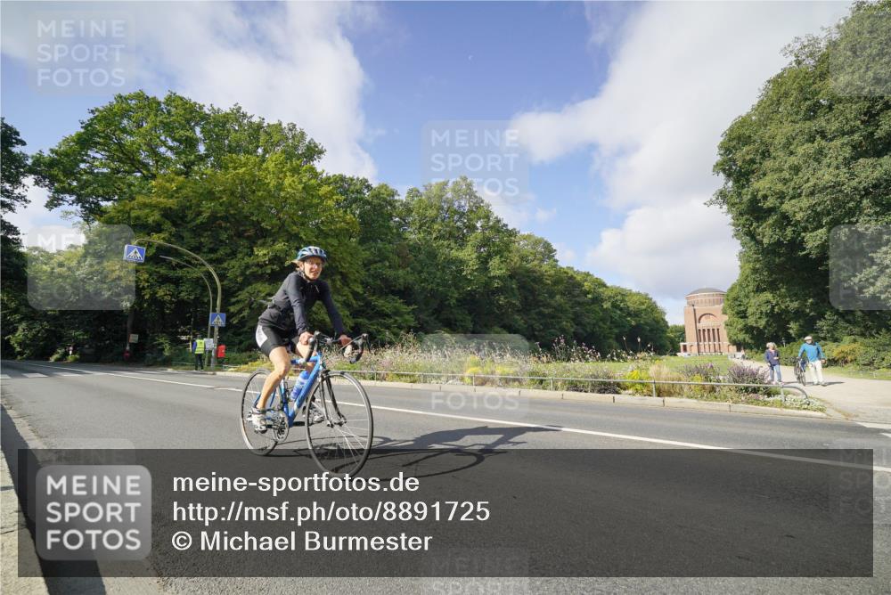 14.09.2025 - Stadtparktriathlon Michael Burmester http://msf.ph/oto/8891725 14.09.2025 10:43:15 Radfahren 663, 664 meine-sportfotos.de