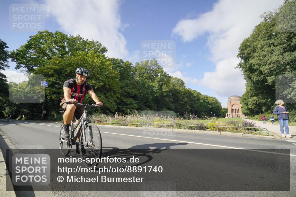 14.09.2025 - Stadtparktriathlon Michael Burmester http://msf.ph/oto/8891740 14.09.2025 10:43:40 Radfahren 651, 693, 734, 797, 798, 806 meine-sportfotos.de
