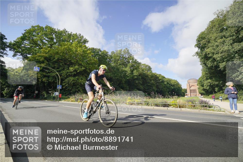 14.09.2025 - Stadtparktriathlon Michael Burmester http://msf.ph/oto/8891741 14.09.2025 10:43:45 Radfahren 651, 717, 797, 806 meine-sportfotos.de