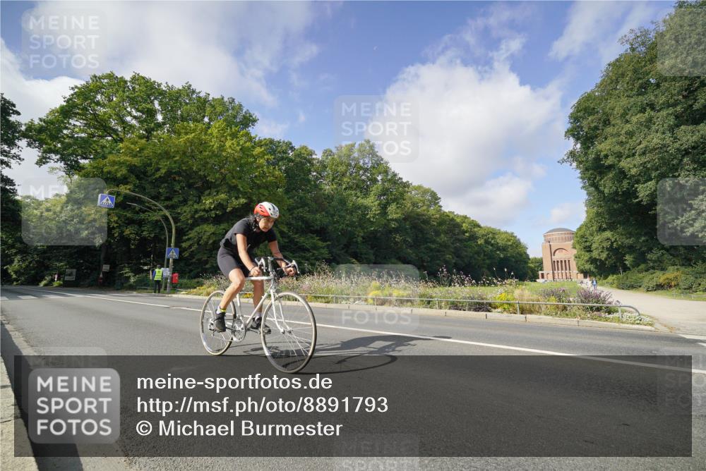 14.09.2025 - Stadtparktriathlon Michael Burmester http://msf.ph/oto/8891793 14.09.2025 10:45:43 Radfahren 622, 686, 688, 761 meine-sportfotos.de