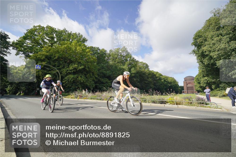 14.09.2025 - Stadtparktriathlon Michael Burmester http://msf.ph/oto/8891825 14.09.2025 10:47:22 Radfahren 568, 645, 735, 736, 790 meine-sportfotos.de