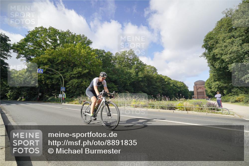 14.09.2025 - Stadtparktriathlon Michael Burmester http://msf.ph/oto/8891835 14.09.2025 10:47:38 Radfahren 650, 780, 801 meine-sportfotos.de
