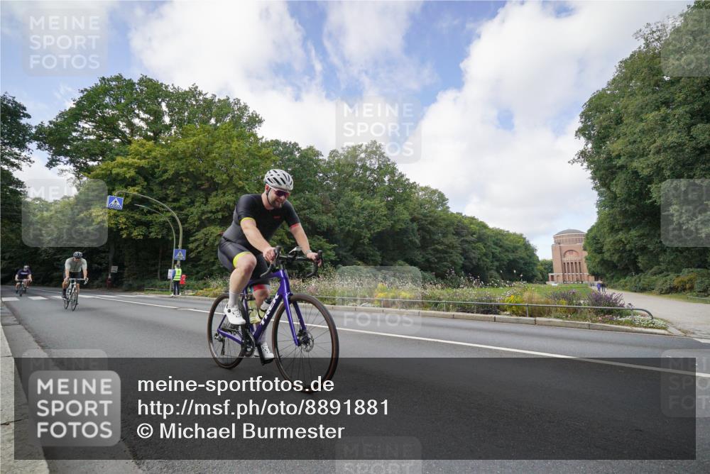 14.09.2025 - Stadtparktriathlon Michael Burmester http://msf.ph/oto/8891881 14.09.2025 10:49:13 Radfahren 637, 674, 755, 770, 774, 816 meine-sportfotos.de