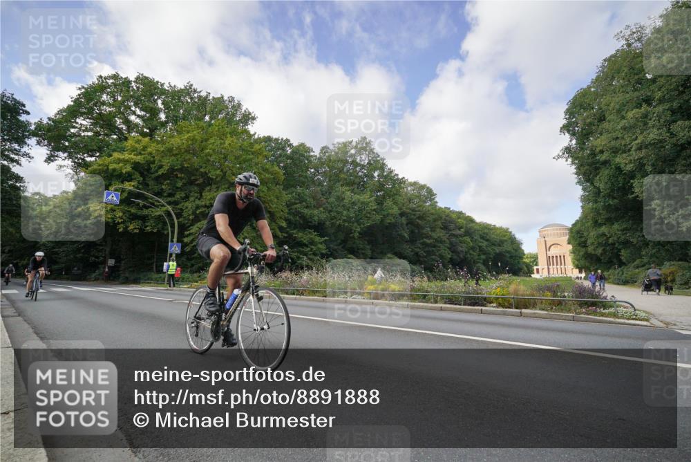14.09.2025 - Stadtparktriathlon Michael Burmester http://msf.ph/oto/8891888 14.09.2025 10:49:33 Radfahren 712, 714, 791, 821 meine-sportfotos.de