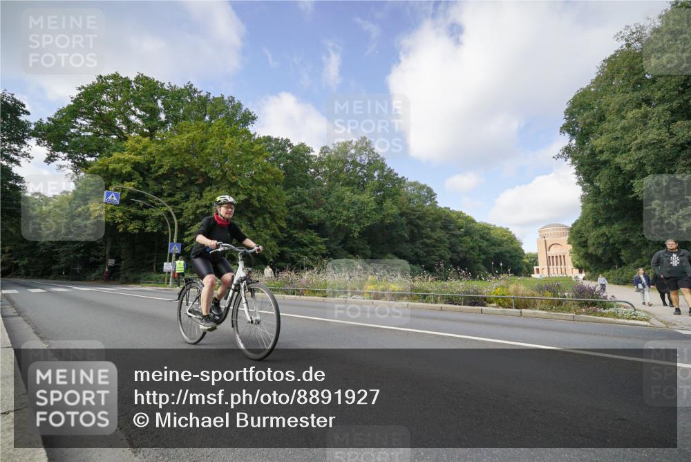 14.09.2025 - Stadtparktriathlon Michael Burmester http://msf.ph/oto/8891927 14.09.2025 10:51:32 Radfahren 664, 682 meine-sportfotos.de