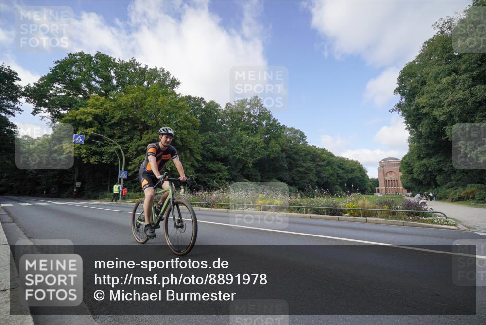 14.09.2025 - Stadtparktriathlon Michael Burmester http://msf.ph/oto/8891978 14.09.2025 10:53:12 Radfahren 734 meine-sportfotos.de