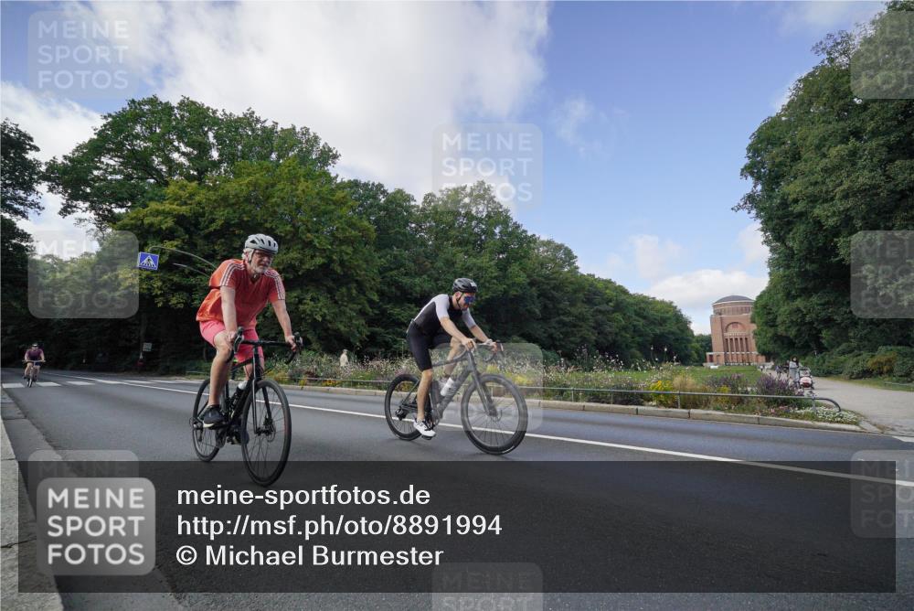 14.09.2025 - Stadtparktriathlon Michael Burmester http://msf.ph/oto/8891994 14.09.2025 10:53:54 Radfahren 631, 668, 685, 758, 766, 808 meine-sportfotos.de