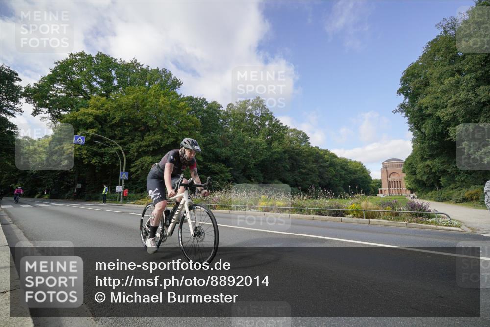 14.09.2025 - Stadtparktriathlon Michael Burmester http://msf.ph/oto/8892014 14.09.2025 10:54:36 Radfahren 629, 667, 671, 688, 732, 749, 823, 880 meine-sportfotos.de