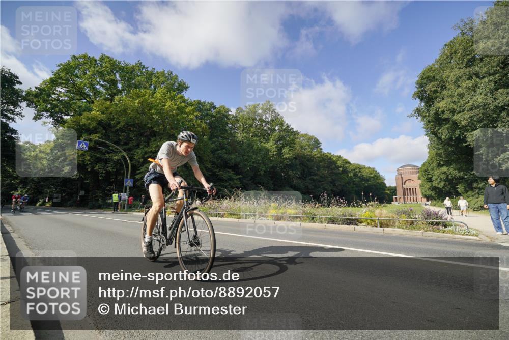 14.09.2025 - Stadtparktriathlon Michael Burmester http://msf.ph/oto/8892057 14.09.2025 10:55:52 Radfahren 647, 650, 740, 765, 792, 801, 851 meine-sportfotos.de