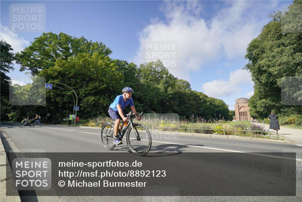 14.09.2025 - Stadtparktriathlon Michael Burmester http://msf.ph/oto/8892123 14.09.2025 10:57:41 Radfahren 744, 777, 833 meine-sportfotos.de