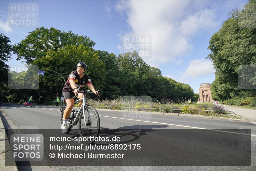 14.09.2025 - Stadtparktriathlon Michael Burmester http://msf.ph/oto/8892175 14.09.2025 10:59:12 Radfahren 683, 739, 759, 886, 920 meine-sportfotos.de