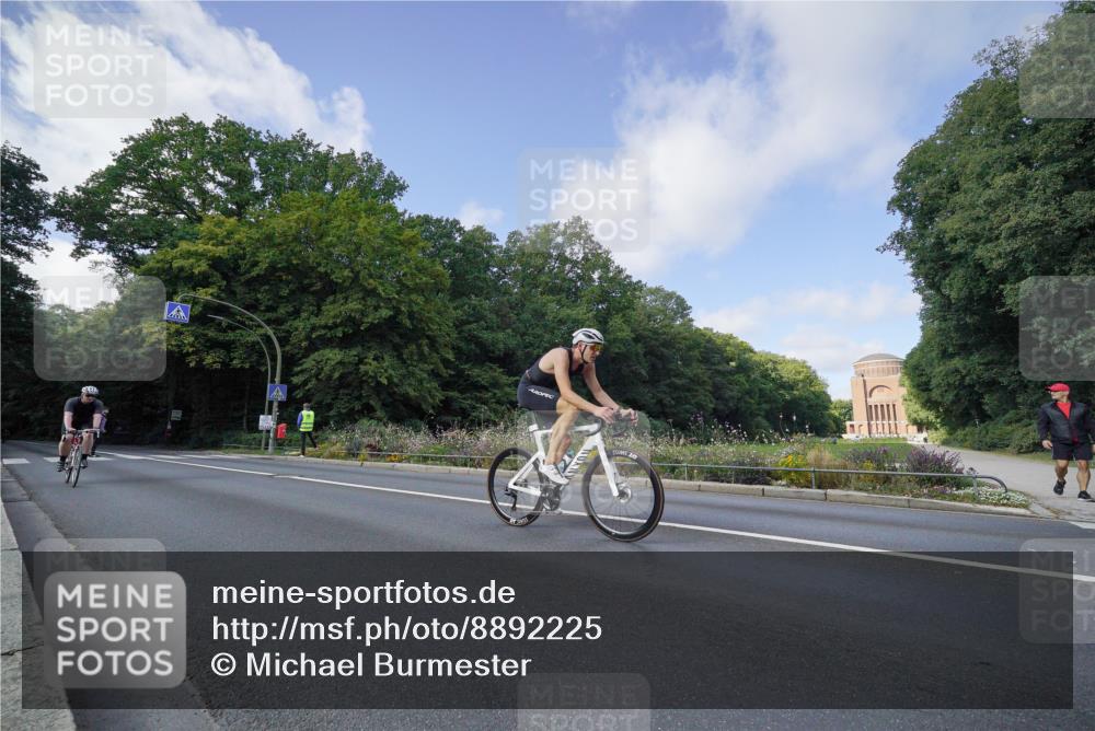 14.09.2025 - Stadtparktriathlon Michael Burmester http://msf.ph/oto/8892225 14.09.2025 11:00:51 Radfahren 716, 724, 735, 805, 865, 918 meine-sportfotos.de