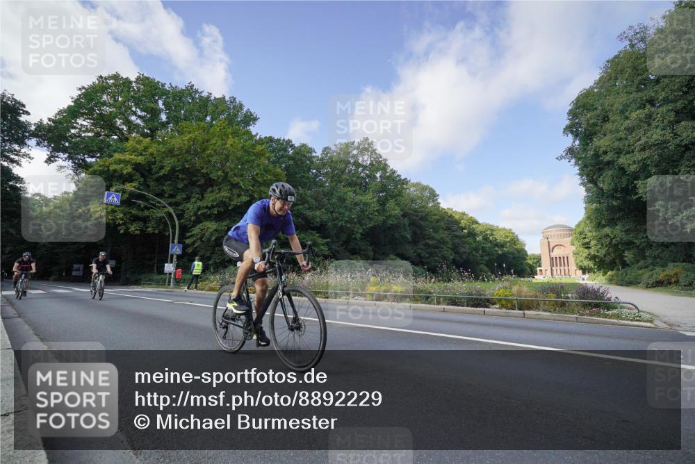 14.09.2025 - Stadtparktriathlon Michael Burmester http://msf.ph/oto/8892229 14.09.2025 11:01:02 Radfahren 758, 797, 825, 843, 892, 895 meine-sportfotos.de