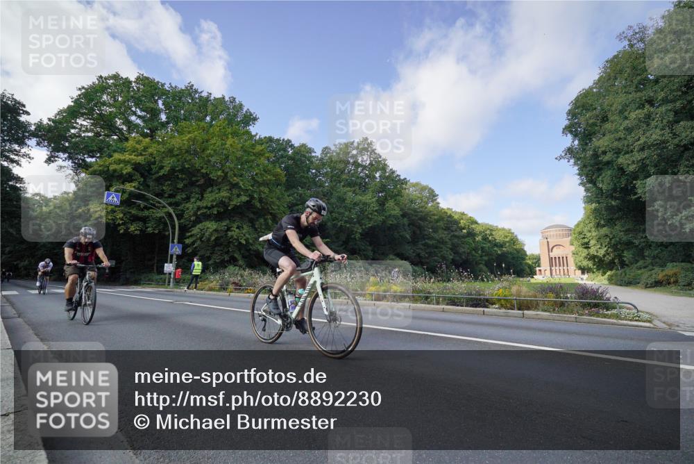 14.09.2025 - Stadtparktriathlon Michael Burmester http://msf.ph/oto/8892230 14.09.2025 11:01:03 Radfahren 758, 797, 806, 825, 843, 892, 895 meine-sportfotos.de