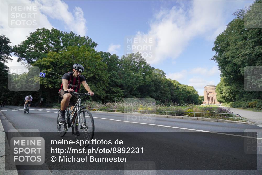 14.09.2025 - Stadtparktriathlon Michael Burmester http://msf.ph/oto/8892231 14.09.2025 11:01:04 Radfahren 758, 797, 806, 825, 843, 892, 895 meine-sportfotos.de