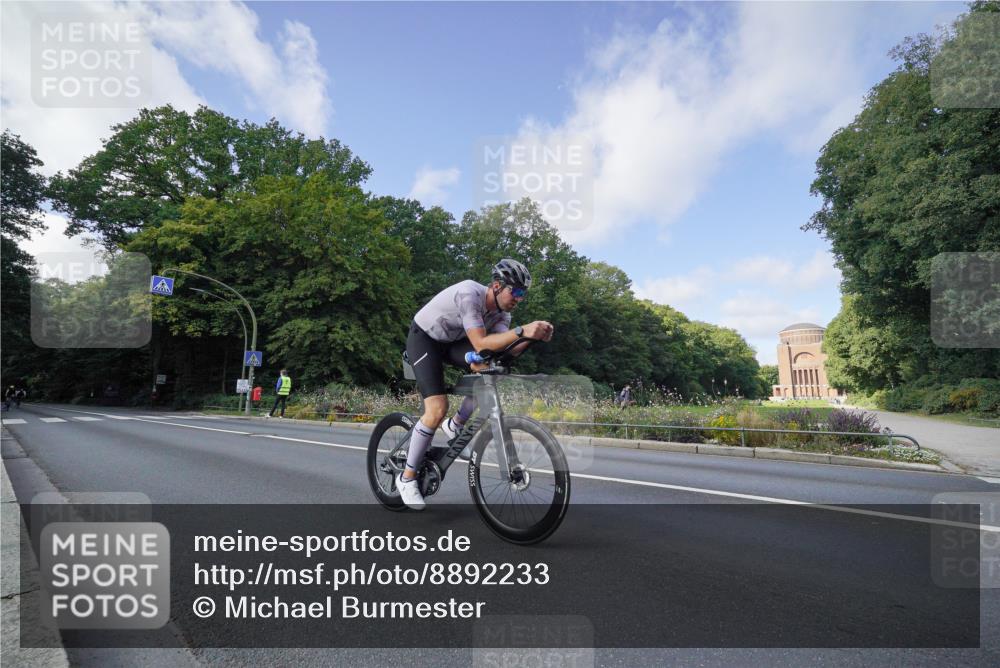 14.09.2025 - Stadtparktriathlon Michael Burmester http://msf.ph/oto/8892233 14.09.2025 11:01:05 Radfahren 758, 797, 806, 825, 843, 892, 895 meine-sportfotos.de