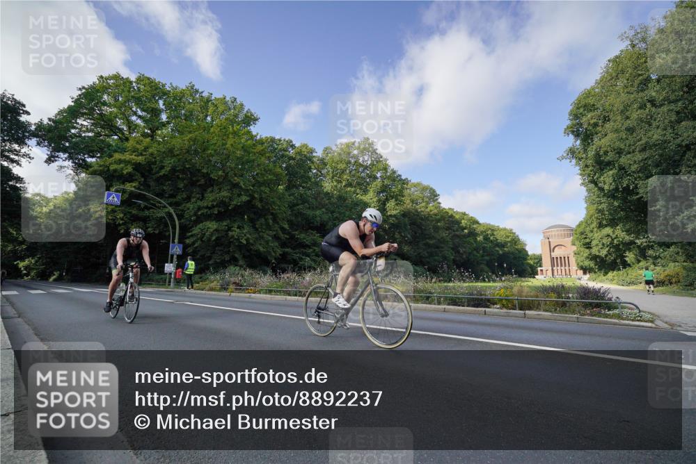14.09.2025 - Stadtparktriathlon Michael Burmester http://msf.ph/oto/8892237 14.09.2025 11:01:17 Radfahren 749, 766, 806, 808, 876, 902 meine-sportfotos.de