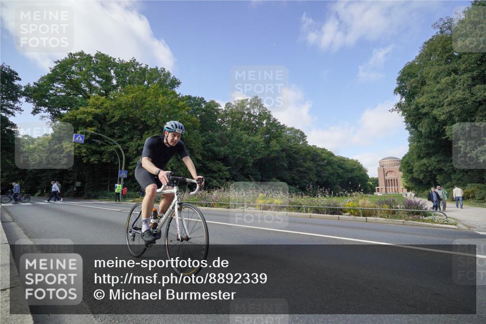 14.09.2025 - Stadtparktriathlon Michael Burmester http://msf.ph/oto/8892339 14.09.2025 11:04:46 Radfahren 754, 807, 824, 905 meine-sportfotos.de
