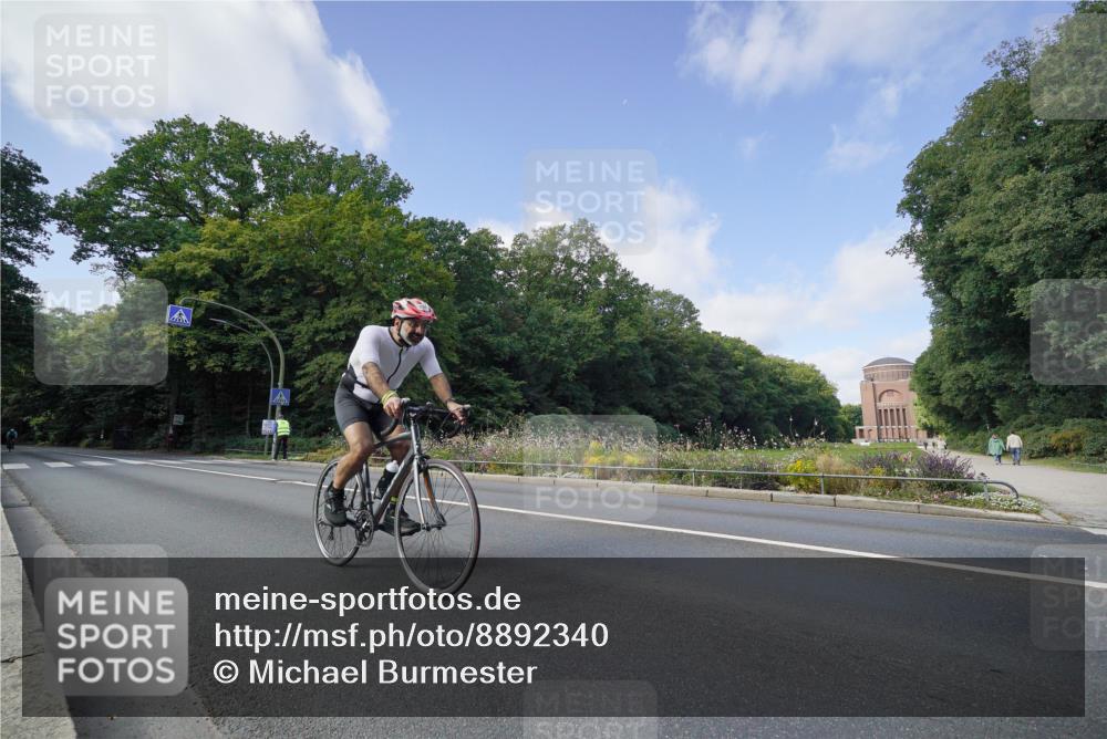 14.09.2025 - Stadtparktriathlon Michael Burmester http://msf.ph/oto/8892340 14.09.2025 11:04:55 Radfahren 737, 826, 828 meine-sportfotos.de