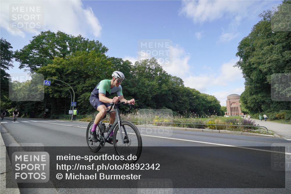 14.09.2025 - Stadtparktriathlon Michael Burmester http://msf.ph/oto/8892342 14.09.2025 11:05:01 Radfahren 737, 776, 826, 828 meine-sportfotos.de