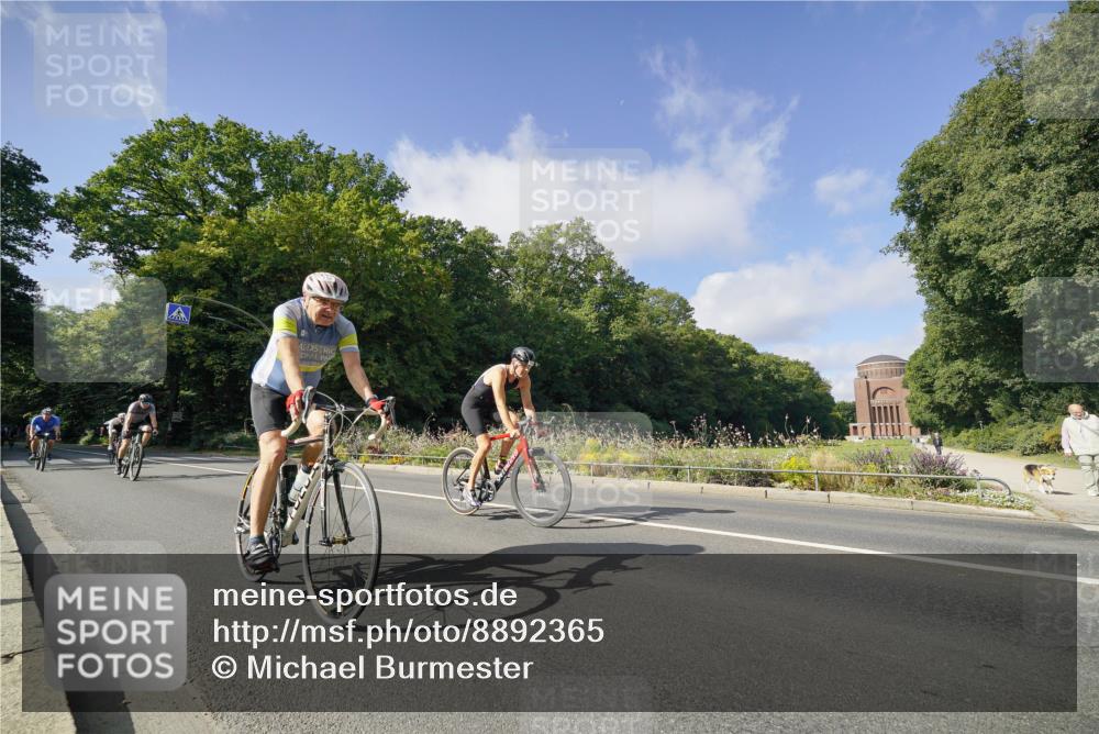 14.09.2025 - Stadtparktriathlon Michael Burmester http://msf.ph/oto/8892365 14.09.2025 11:05:51 Radfahren 727, 743, 744, 750, 756, 759, 799, 804, 859, 861, 897 meine-sportfotos.de