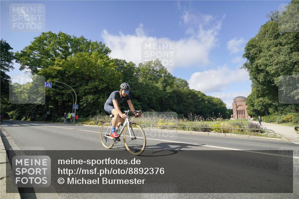 14.09.2025 - Stadtparktriathlon Michael Burmester http://msf.ph/oto/8892376 14.09.2025 11:06:03 Radfahren 679, 743, 848, 897 meine-sportfotos.de