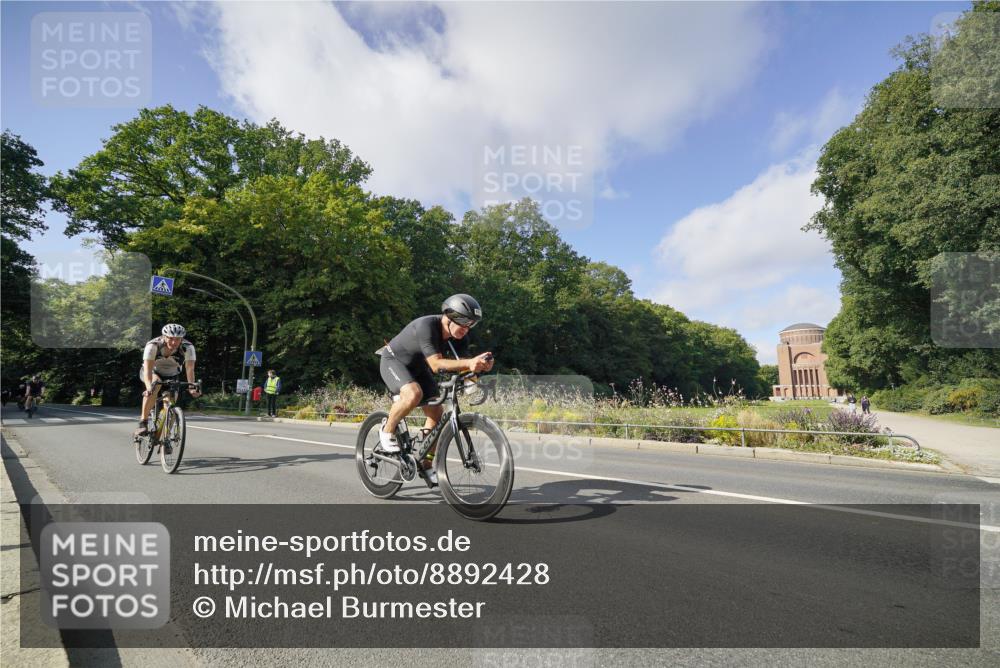 14.09.2025 - Stadtparktriathlon Michael Burmester http://msf.ph/oto/8892428 14.09.2025 11:08:15 Radfahren 728, 730, 758, 878, 892, 915, 918 meine-sportfotos.de