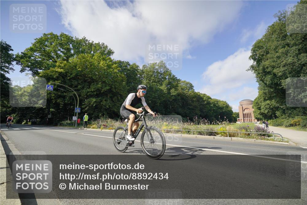 14.09.2025 - Stadtparktriathlon Michael Burmester http://msf.ph/oto/8892434 14.09.2025 11:08:22 Radfahren 758, 839, 878, 915, 918 meine-sportfotos.de
