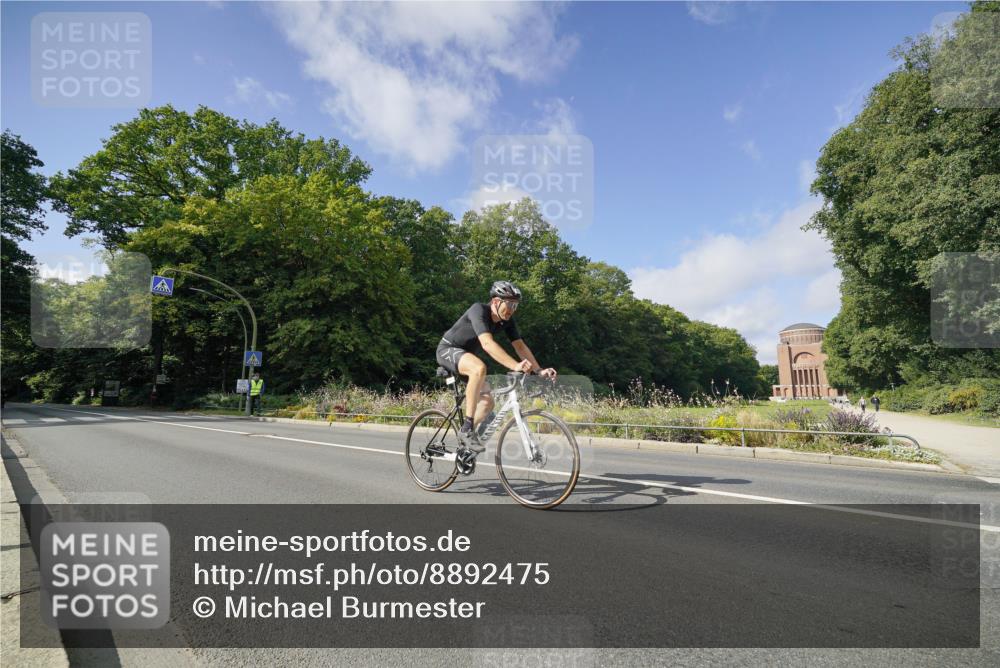 14.09.2025 - Stadtparktriathlon Michael Burmester http://msf.ph/oto/8892475 14.09.2025 11:10:17 Radfahren 732, 762, 806, 868, 877 meine-sportfotos.de