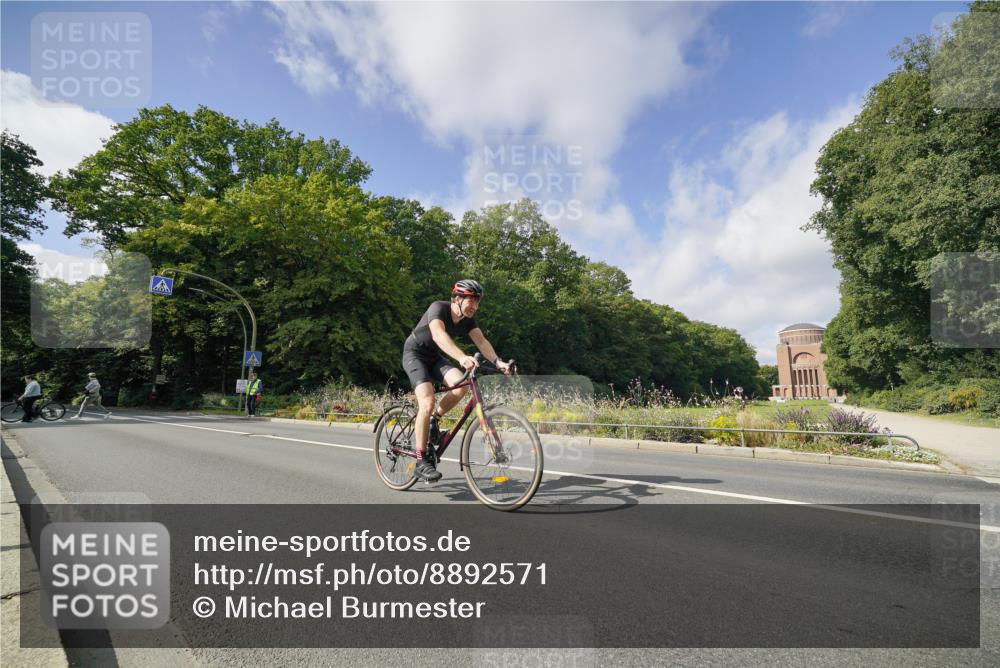 14.09.2025 - Stadtparktriathlon Michael Burmester http://msf.ph/oto/8892571 14.09.2025 11:15:01 Radfahren 882 meine-sportfotos.de