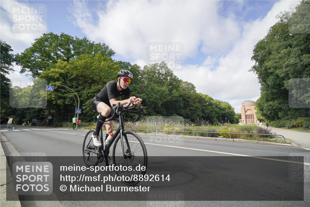 14.09.2025 - Stadtparktriathlon Michael Burmester http://msf.ph/oto/8892614 14.09.2025 11:16:50 Radfahren 823, 849, 888 meine-sportfotos.de