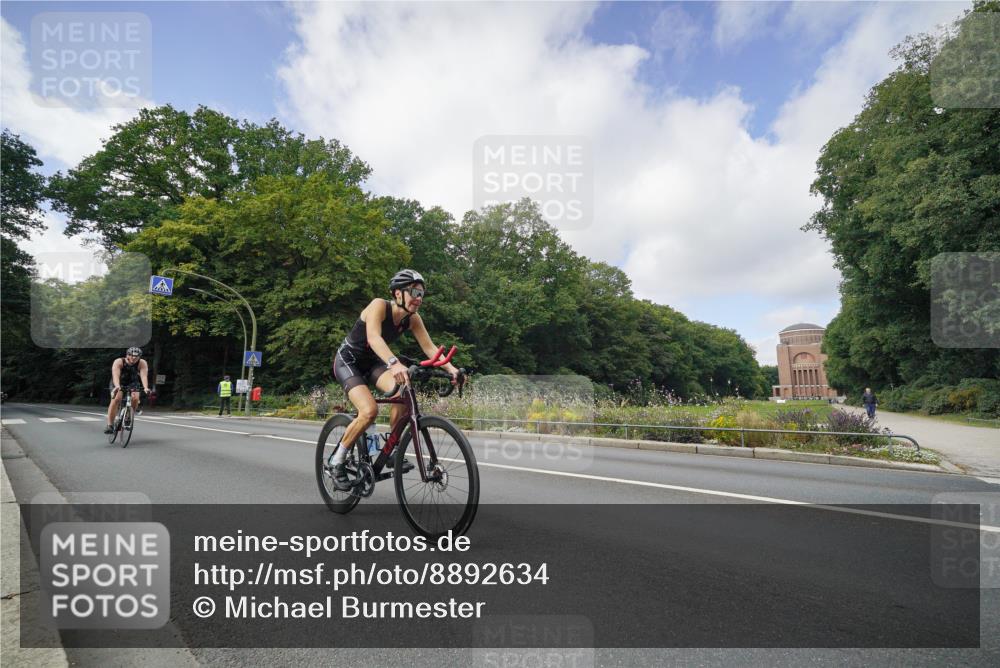 14.09.2025 - Stadtparktriathlon Michael Burmester http://msf.ph/oto/8892634 14.09.2025 11:18:22 Radfahren 902, 930 meine-sportfotos.de