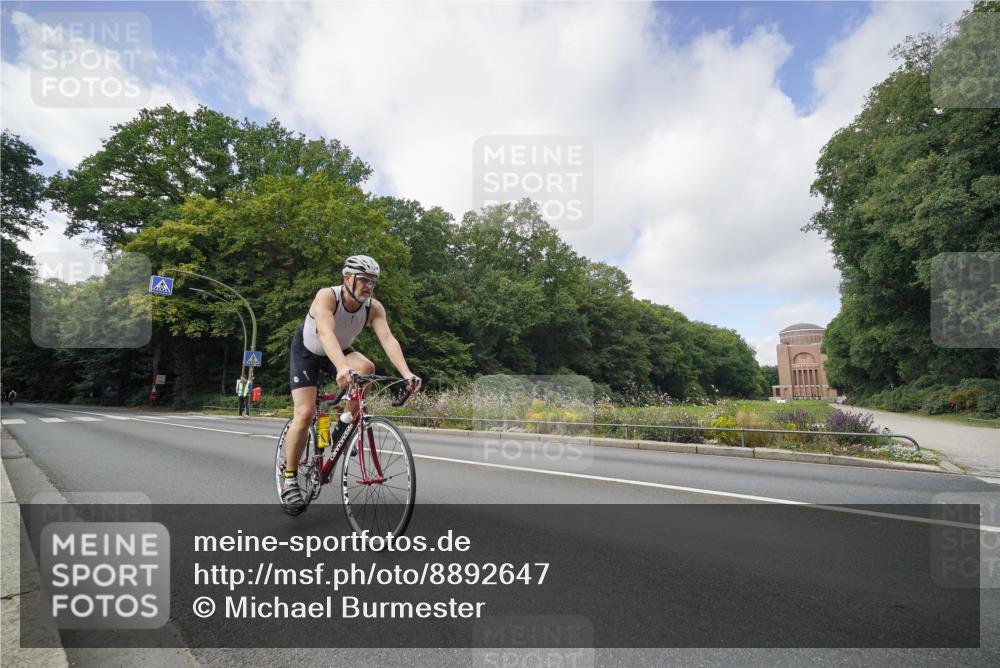 14.09.2025 - Stadtparktriathlon Michael Burmester http://msf.ph/oto/8892647 14.09.2025 11:18:43 Radfahren 724, 826, 852, 868, 919, 932, 934, 985, 1015 meine-sportfotos.de