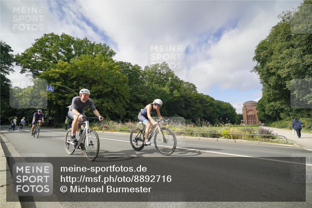 14.09.2025 - Stadtparktriathlon Michael Burmester http://msf.ph/oto/8892716 14.09.2025 11:21:12 Radfahren 822, 827, 973, 982, 1012 meine-sportfotos.de