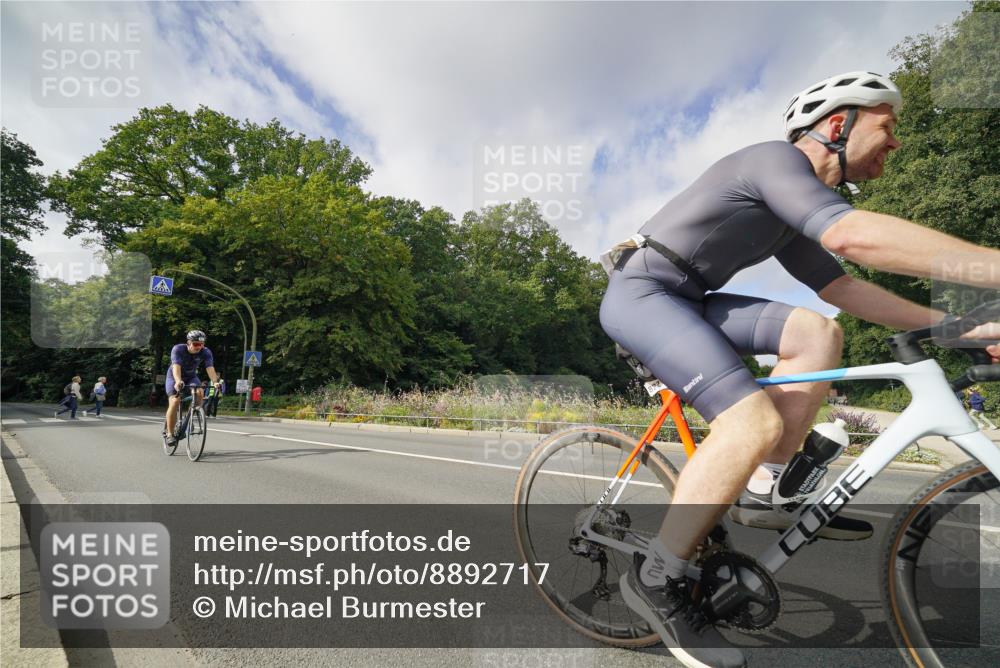 14.09.2025 - Stadtparktriathlon Michael Burmester http://msf.ph/oto/8892717 14.09.2025 11:21:13 Radfahren 822, 827, 973, 1012 meine-sportfotos.de