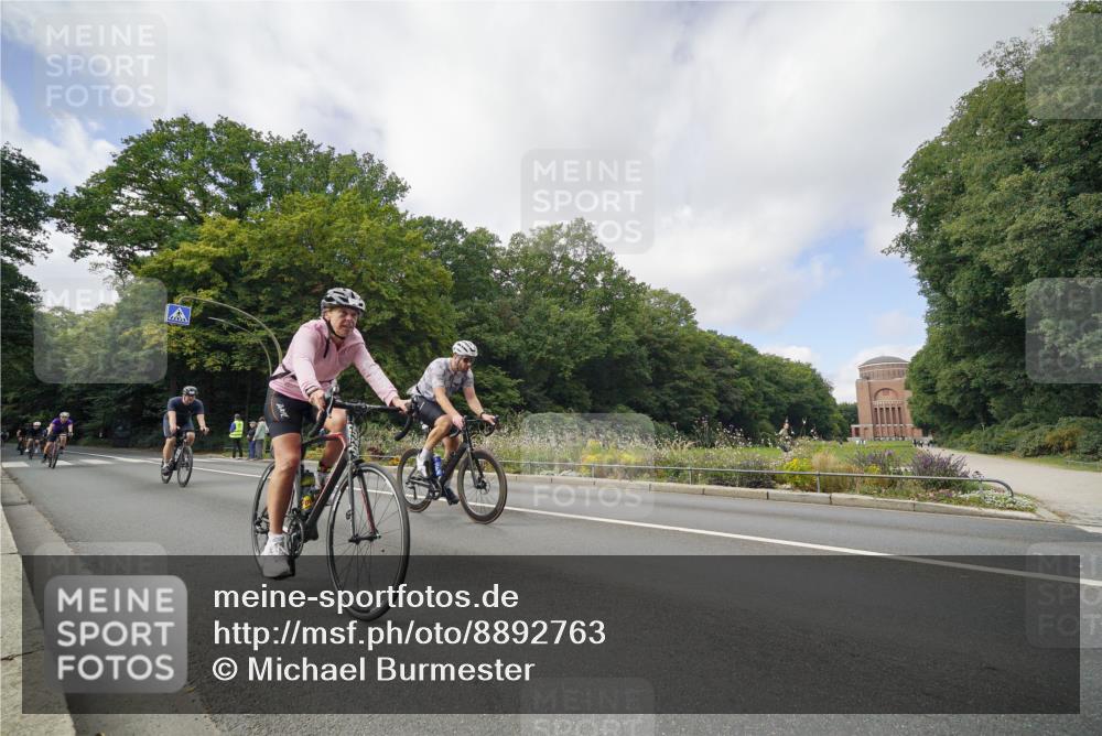 14.09.2025 - Stadtparktriathlon Michael Burmester http://msf.ph/oto/8892763 14.09.2025 11:22:58 Radfahren 829, 831, 851, 882, 918, 920, 948, 963, 974, 1001, 1002 meine-sportfotos.de
