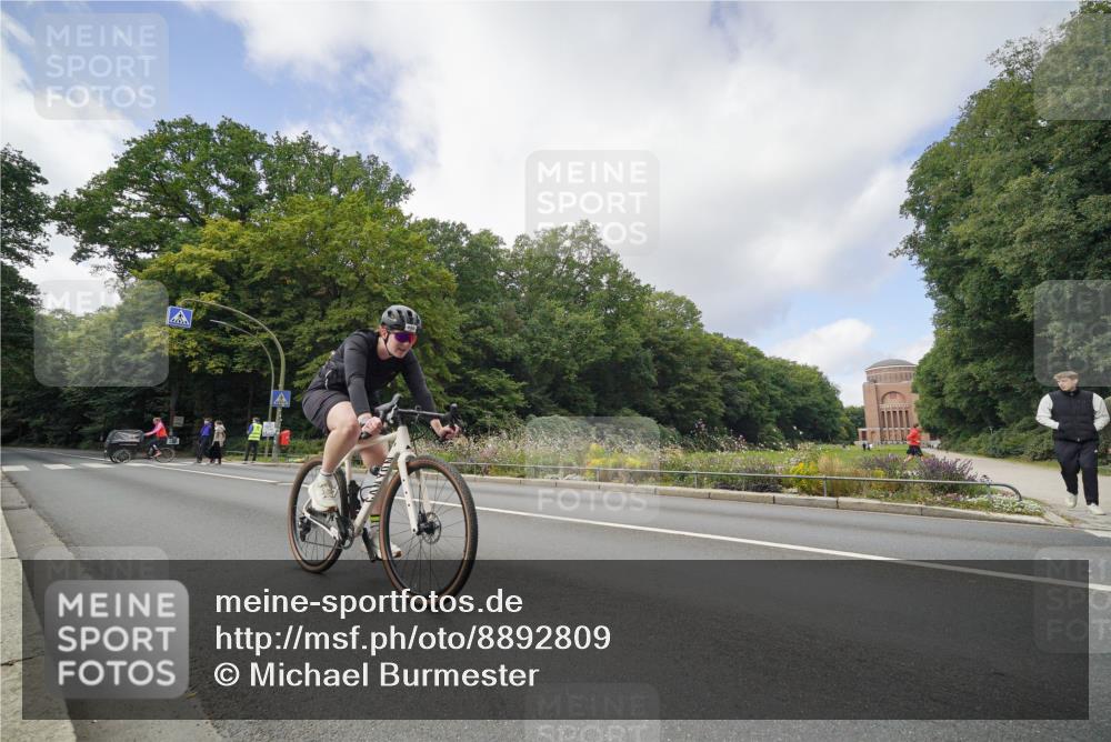 14.09.2025 - Stadtparktriathlon Michael Burmester http://msf.ph/oto/8892809 14.09.2025 11:24:24 Radfahren 968, 980 meine-sportfotos.de