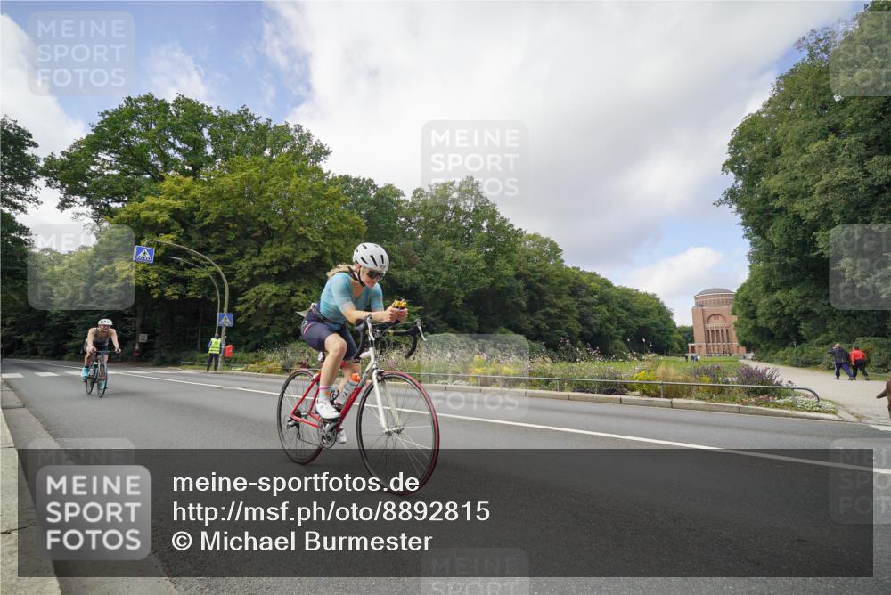 14.09.2025 - Stadtparktriathlon Michael Burmester http://msf.ph/oto/8892815 14.09.2025 11:24:55 Radfahren 843, 950, 962, 967 meine-sportfotos.de