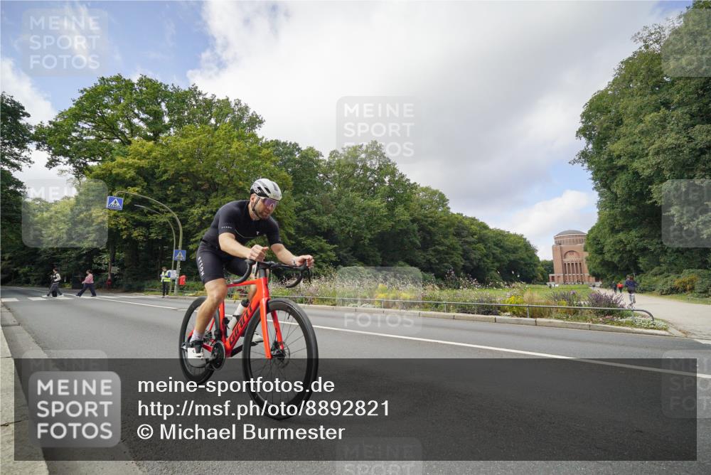 14.09.2025 - Stadtparktriathlon Michael Burmester http://msf.ph/oto/8892821 14.09.2025 11:25:21 Radfahren 909 meine-sportfotos.de