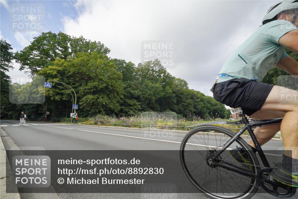 14.09.2025 - Stadtparktriathlon Michael Burmester http://msf.ph/oto/8892830 14.09.2025 11:25:44 Radfahren 826, 837, 852, 919, 1000 meine-sportfotos.de
