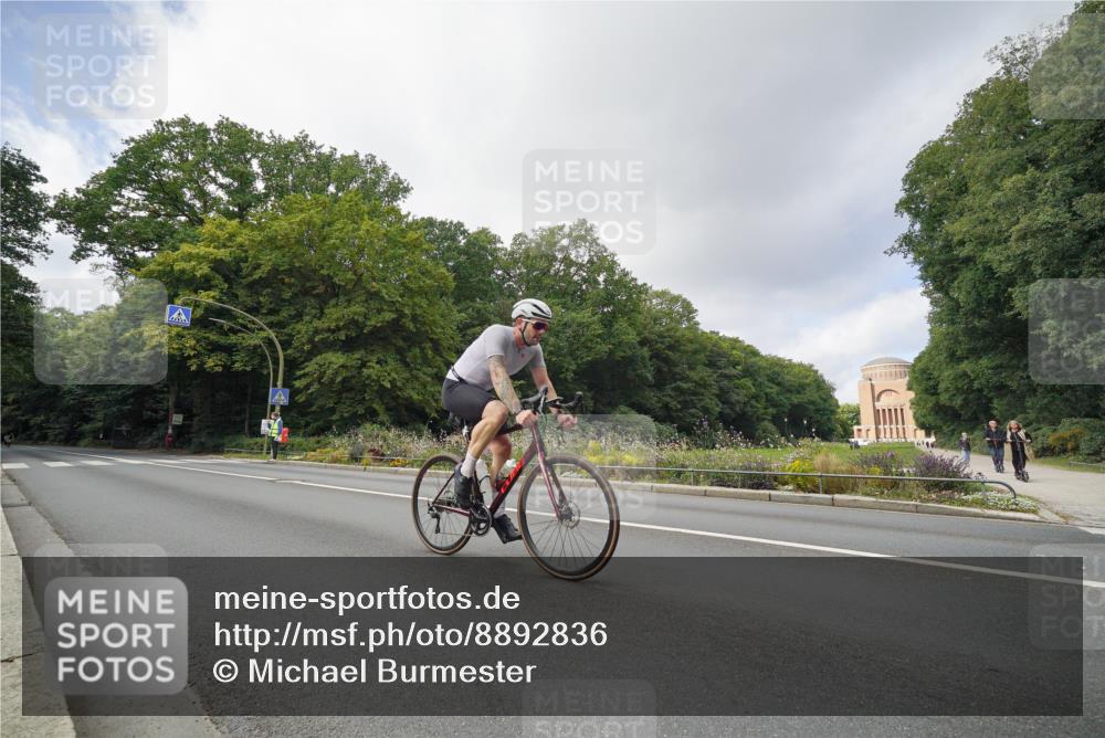 14.09.2025 - Stadtparktriathlon Michael Burmester http://msf.ph/oto/8892836 14.09.2025 11:26:15 Radfahren 835, 930, 951 meine-sportfotos.de