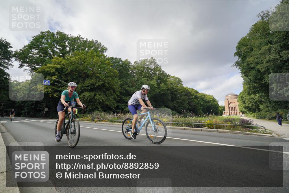 14.09.2025 - Stadtparktriathlon Michael Burmester http://msf.ph/oto/8892859 14.09.2025 11:27:19 Radfahren 836, 838, 867, 874, 947, 979, 996 meine-sportfotos.de