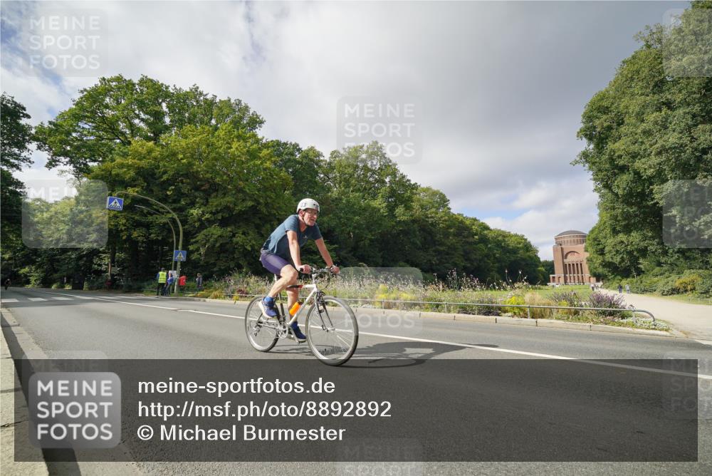 14.09.2025 - Stadtparktriathlon Michael Burmester http://msf.ph/oto/8892892 14.09.2025 11:28:13 Radfahren 854, 925, 1012 meine-sportfotos.de