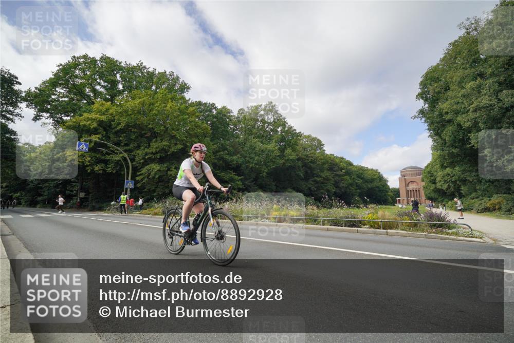 14.09.2025 - Stadtparktriathlon Michael Burmester http://msf.ph/oto/8892928 14.09.2025 11:30:28 Radfahren 822, 855, 927, 952, 960, 963 meine-sportfotos.de