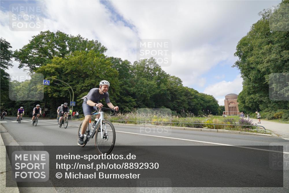 14.09.2025 - Stadtparktriathlon Michael Burmester http://msf.ph/oto/8892930 14.09.2025 11:30:35 Radfahren 822, 829, 850, 855, 952, 960, 1014 meine-sportfotos.de